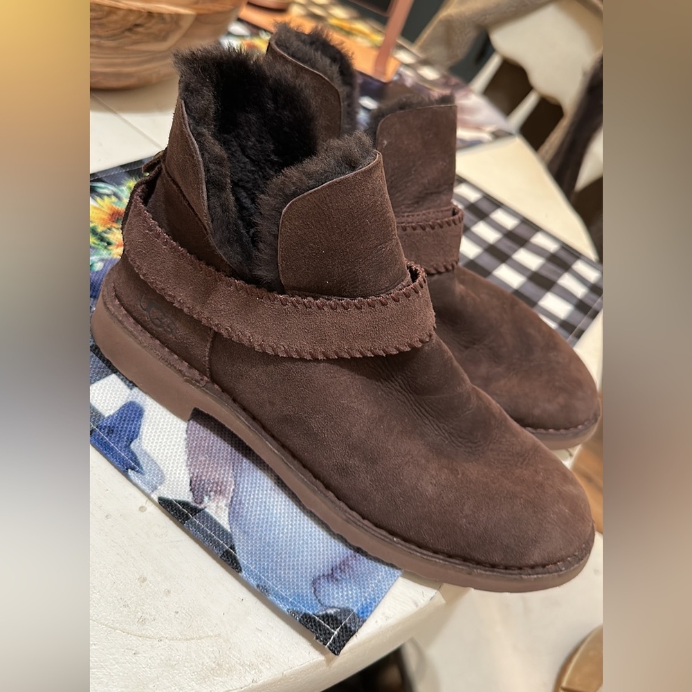 UGG Womens McKay Ankle Shear Shooties